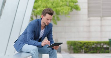 Beyaz işadamı tablet bilgisayar kullanarak