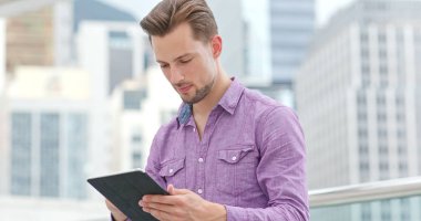 Tablet bilgisayar açık, kullanan adam