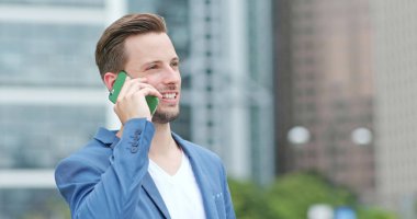 genç işadamı cep telefonu için açık konuş