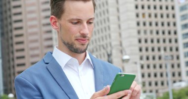 Cep telefonunuzun ve Hong Kong şehrinde beyaz iş adamı