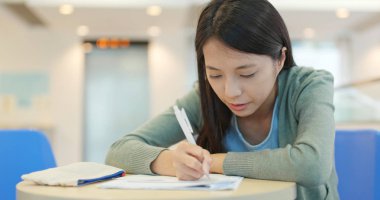 Onun sınav okulda öğrenci çalışması