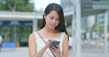 Şehirde cep telefonu kullanan kadın