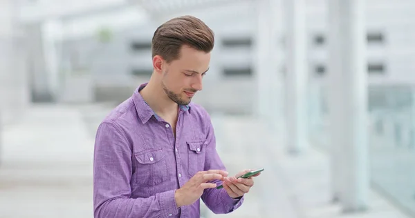 Homem Usando Telefone Celular — Fotografia de Stock