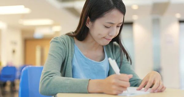 Student Schrijven Haar Opmerking Papier School — Stockfoto