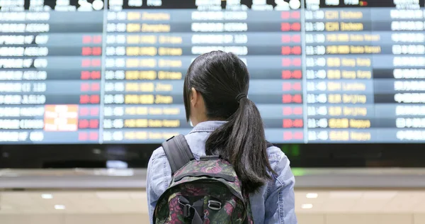 Jonge Vrouw Reiziger Zoek Naar Het Nummer Vluchtnummer Luchthaven — Stockfoto