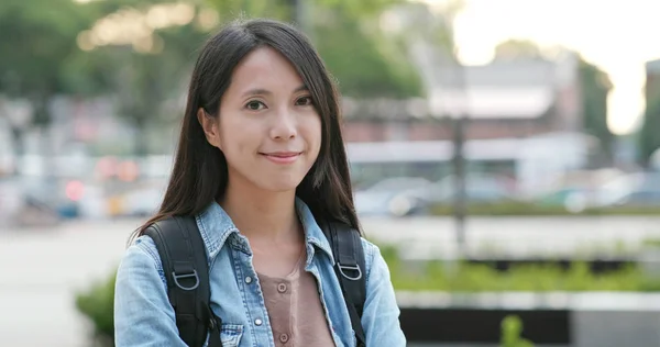 Aziatische Vrouw Glimlacht Naar Camera — Stockfoto