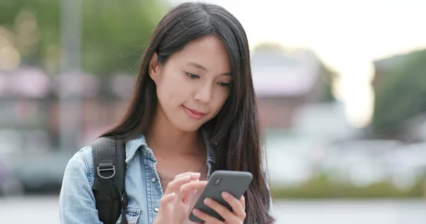 Travel Woman Using Mobile Phone Taipei City — Stock Photo, Image