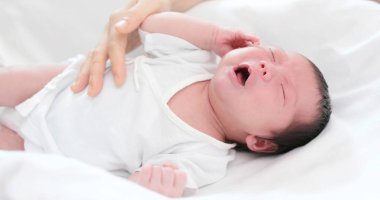 Annesiyle rahatlatıcı ağlayan bebek yeni doğan bebek