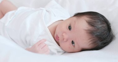 Yeni doğan bebek yatakta