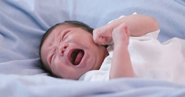 Asya yeni doğan bebek yatağında ağlıyor