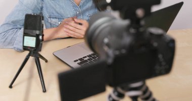 Kadın evde video ve dizüstü bilgisayar ile mevcut alarak
