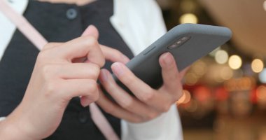 Cep telefonu kullaranarak kadın kapatmak