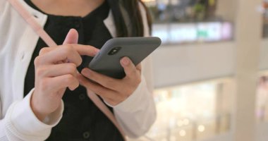 cep telefonu açık, kullanan kadın