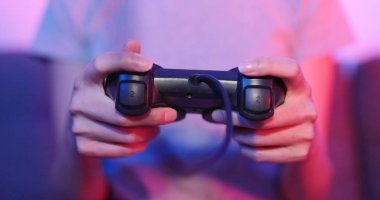 Kadın joystick ile oyunu oyna