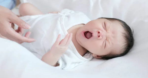 Новорожденный Ребенок Чувствует Себя Расслабленным Рукой Матери Теле — стоковое фото