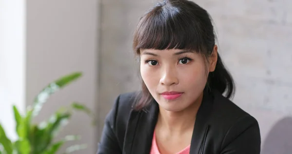 Asiatiska Affärskvinna Tittar Kameran — Stockfoto