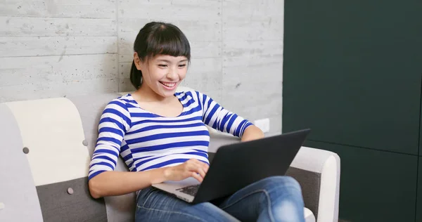 Frau Arbeitet Von Hause Aus Mit Ihrem Notebook — Stockfoto