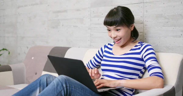 Vrouw Met Haar Notebook Computer Thuiswerk — Stockfoto