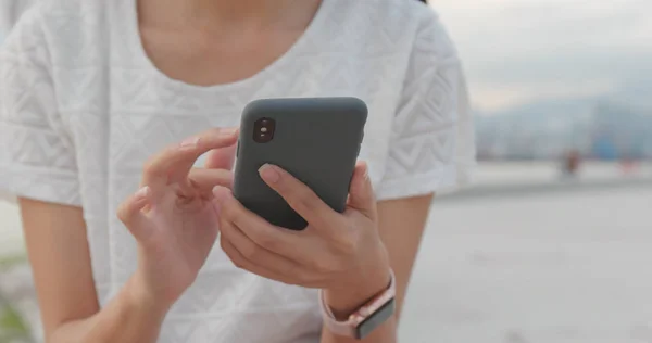 Mujer Sosteniendo Teléfono Celular Las Manos — Foto de Stock