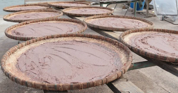 Güneşin altında kurutulmuş karides yapıştırın