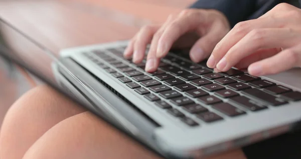 Tipo Mulher Negócios Computador Portátil Livre — Fotografia de Stock