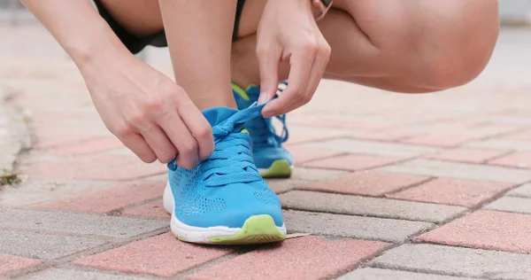 Sport Vrouw Fixing Schoenen Lace — Stockfoto