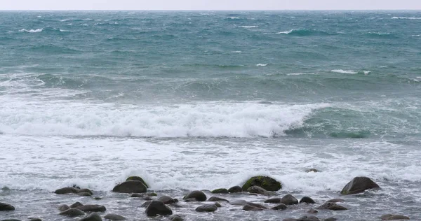 ビーチ ビューの海辺の岩 — ストック写真
