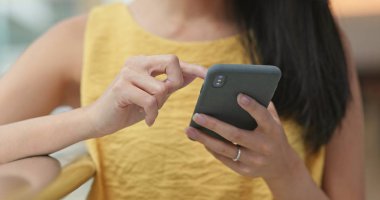 Cep telefonu kullanan kadına yakınlaş