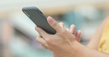 Cep telefonuyla alışveriş merkezinde kadının yakın çekim