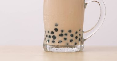 Buzlu kabarcık süt çay