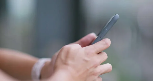 Frau Benutzte Handy — Stockfoto