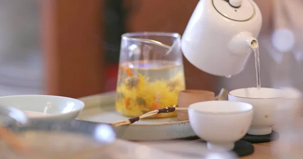 Pouring Tea Cup Restaurant — Stock Photo, Image