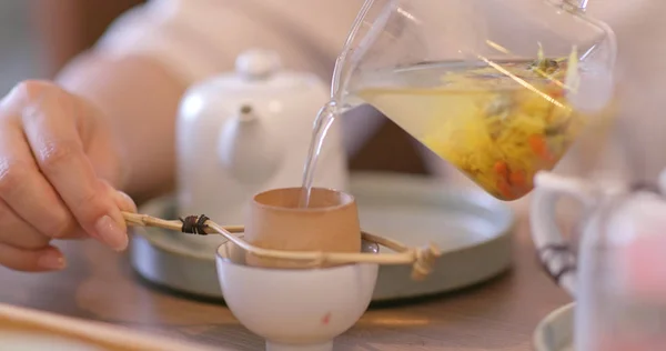 Pouring Hot Tea Restaurant — Stock Photo, Image