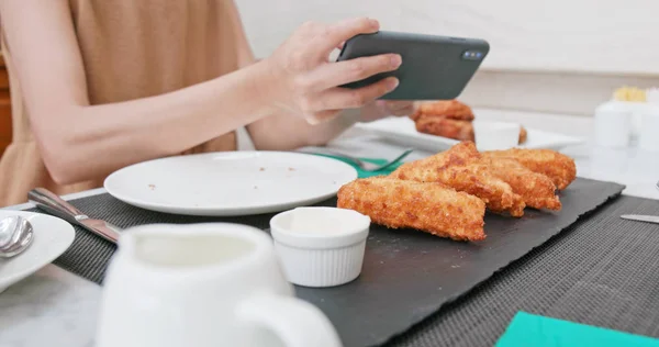 Frau Fotografiert Gebratenes Hühnchen Restaurant — Stockfoto