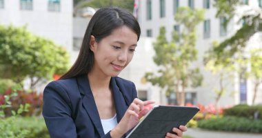 Asya işkadını dijital tablet bilgisayar açık, kullanma