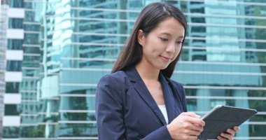 Genç işkadını dijital tablet bilgisayar kullanarak 