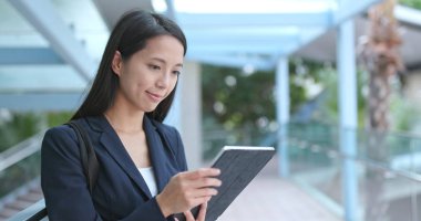 Dijital tablet bilgisayar açık, kullanarak iş kadını