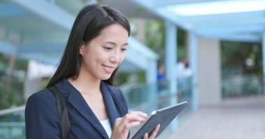 Genç işkadını dijital tablet bilgisayar açık, kullanma