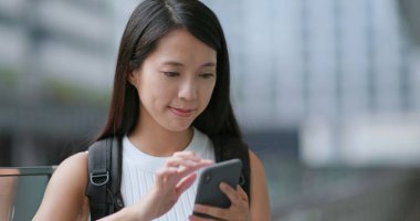 Gezgin kadın cep telefonunuzun açık konumda arıyorsunuz