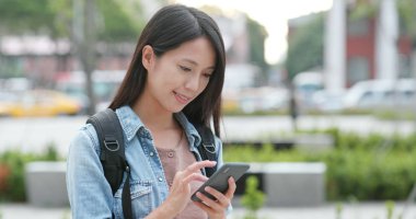 Kadın şehir cep telefonu üzerinde sesli mesaj gönderme