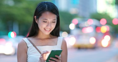 cep telefonuyla şehirde gece kadın