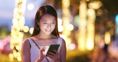 Kadın geceleri smartphone üzerinde okuma