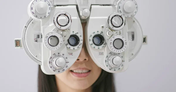 Junge Frau Untersucht Auge Klinik — Stockfoto