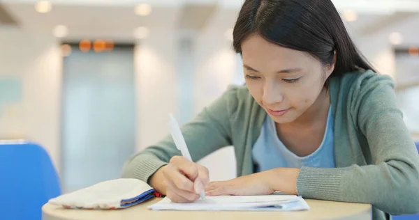 Studentă Scriind Biletul Școală — Fotografie, imagine de stoc