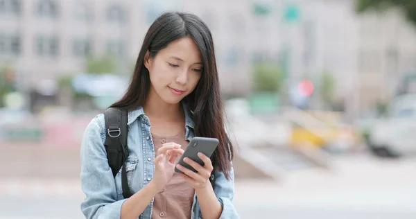 Travel Woman Using Mobile Phone Taipei City — Stock Photo, Image