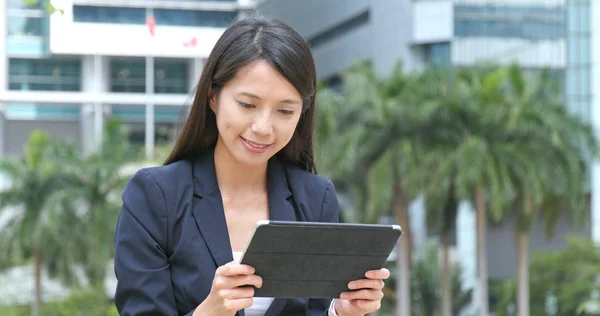 Mujer Negocios Asiática Utilizando Tableta Ordenador — Foto de Stock