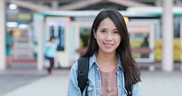 Asiática Viajando Mujer Sonriendo Imágenes de stock libres de derechos