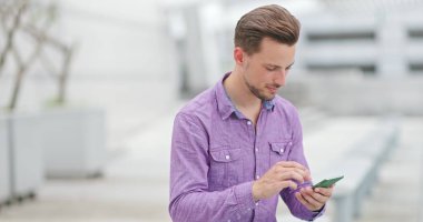 Cep telefonu kullanan adam