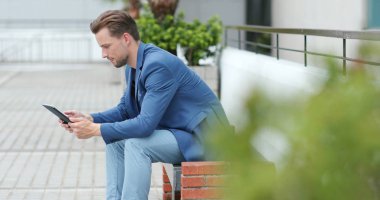 Beyaz tablet bilgisayar açık, kullanarak iş adamı