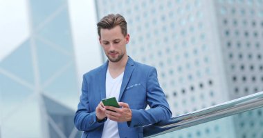 Şehirde Smartphone kullanarak iş adamı
